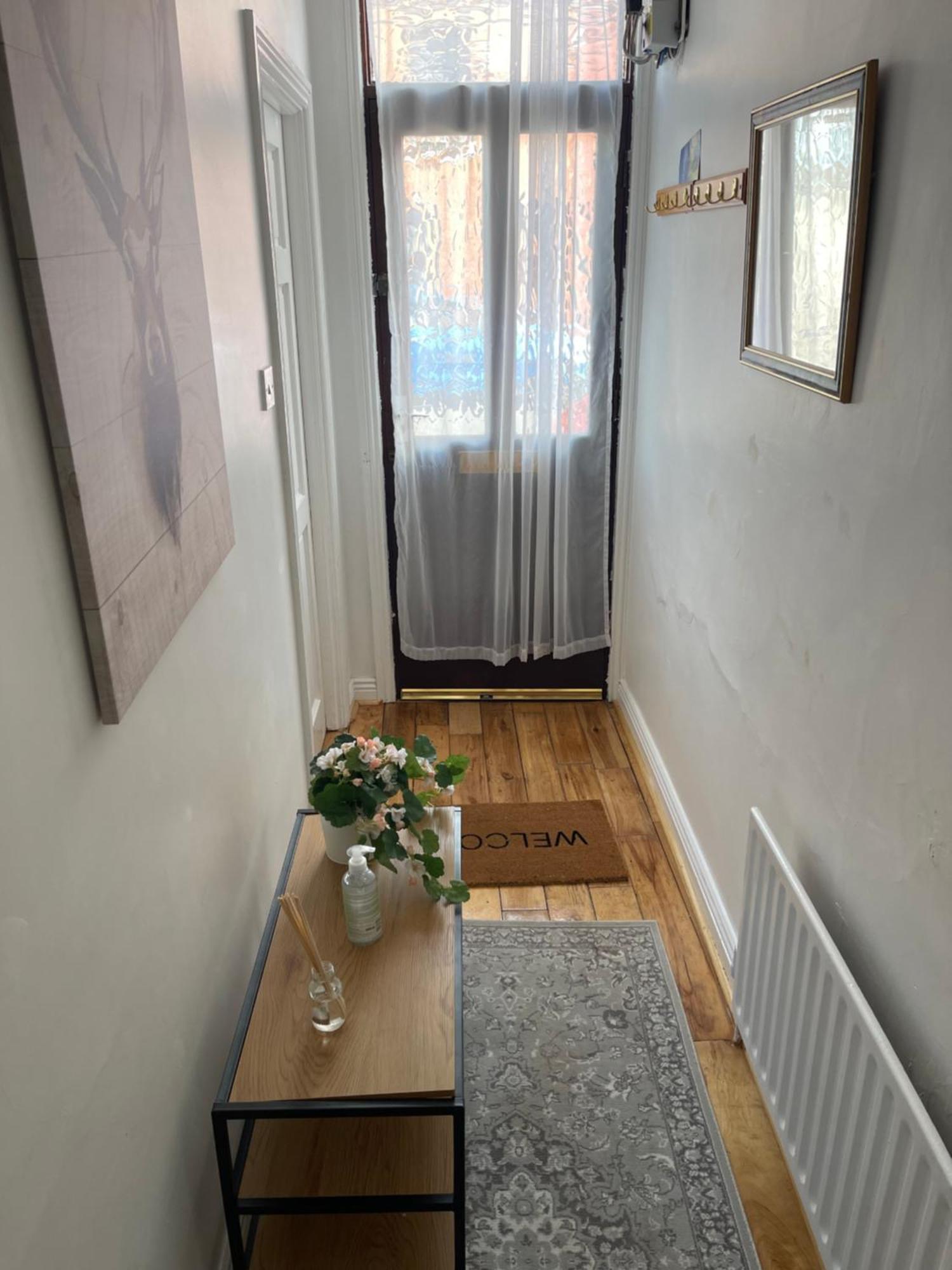 Pre - Post Flight Airport 20m Canal View Holiday home *