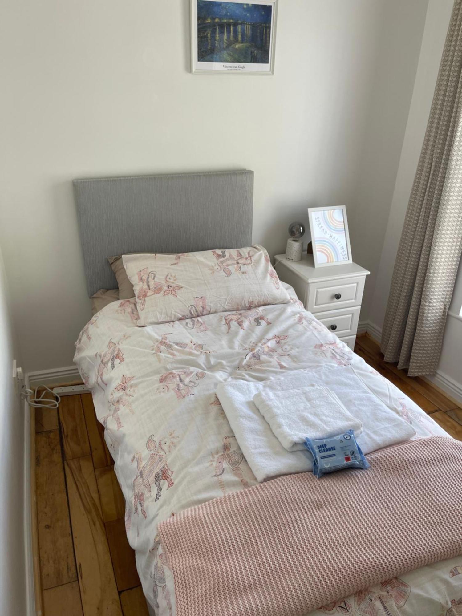 Pre - Post Flight Airport 20m Canal View Holiday home *