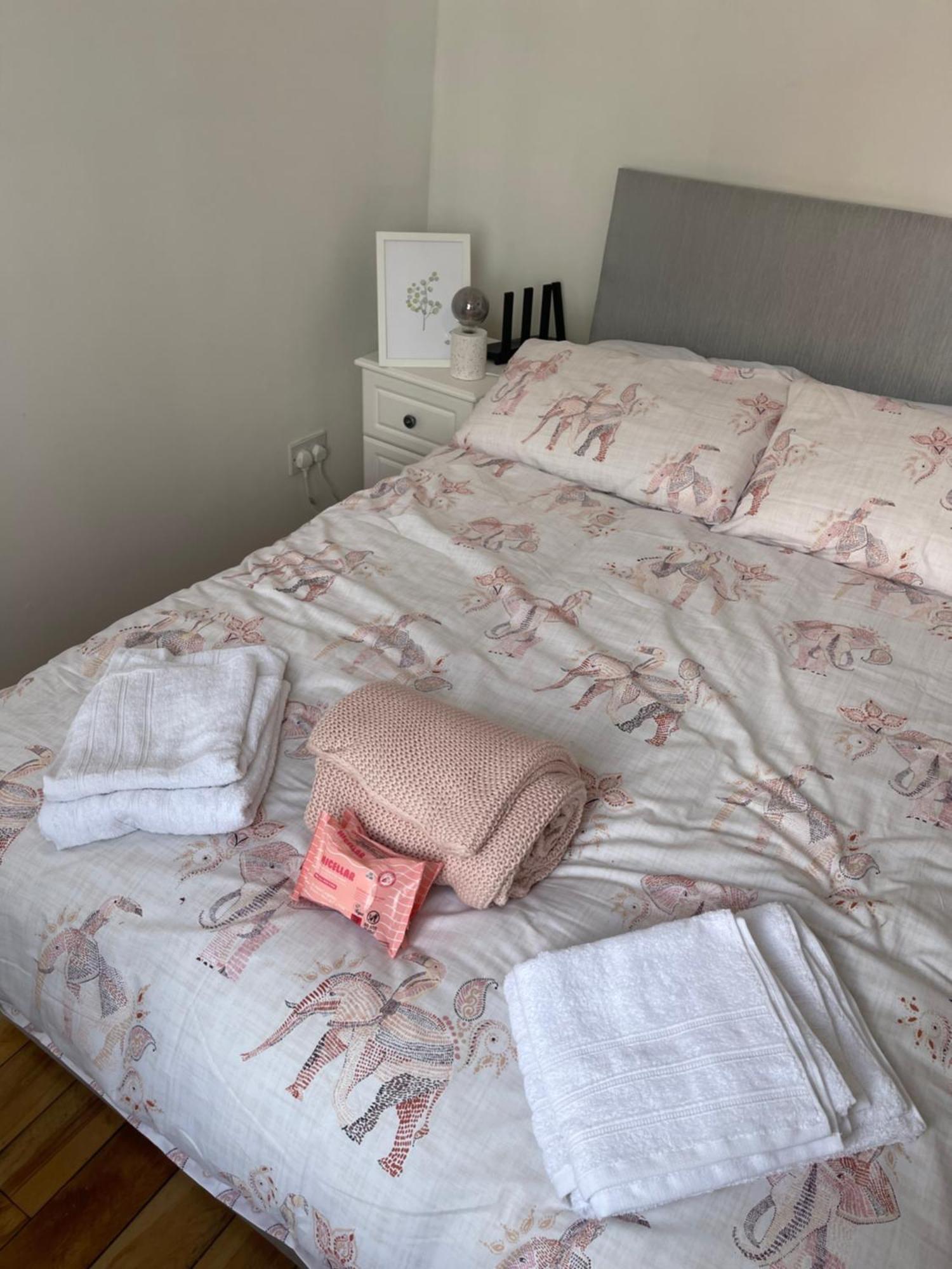 Pre - Post Flight Airport 20m Canal View Holiday home *