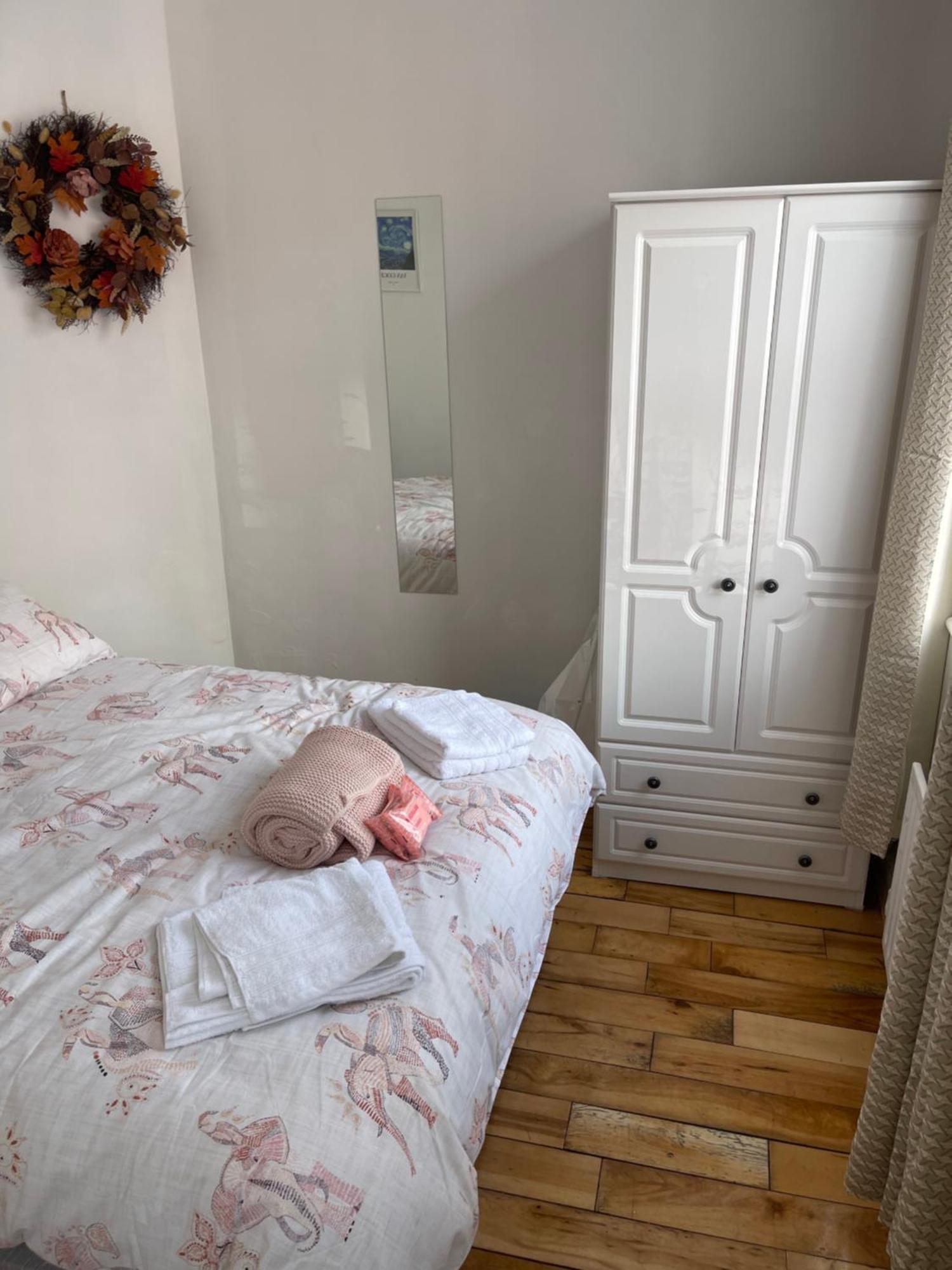 Holiday home Pre - Post Flight Airport 20m Canal View